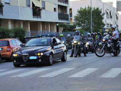 Al termine della cerimonia funebre, una colonna di centauri si � mossa prima alla volta del negozio di moto di Tommaso, situato nei pressi di via Napoli... 